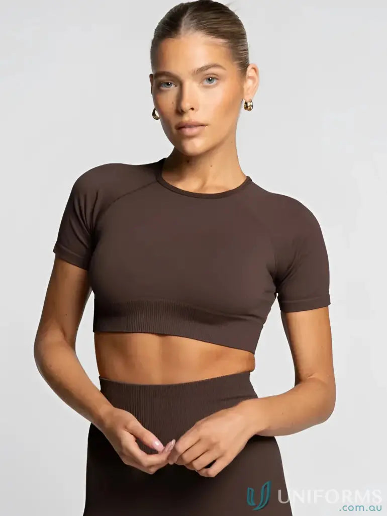Brown seamless cropped tee with round neck, perfect for active wear