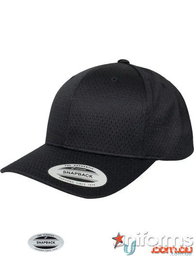Black snapback sports cap with sports mesh for casual uniforms and street style