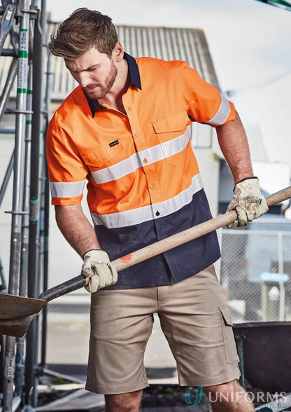 Construction worker in safety gear wearing Syzmik Men’s Rugged Vis Taped Short Sleeve Shirt ZW835