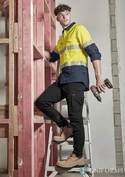 Construction worker on ladder wearing Syzmik Men’s Rugged Workwear Shirt with Vis Segmented Tape