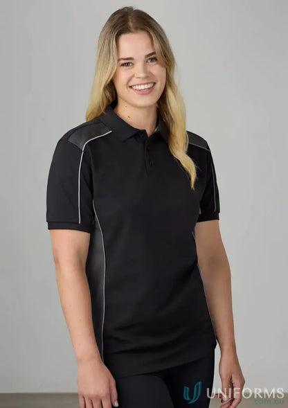 Black grid polo p413us with gray side panels made from recycled polyester for all-day comfort