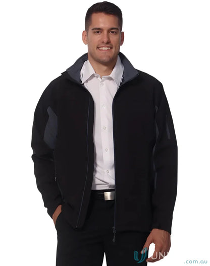 Man wearing Winning Spirit JK31 Whistler bonded softshell jacket in black
