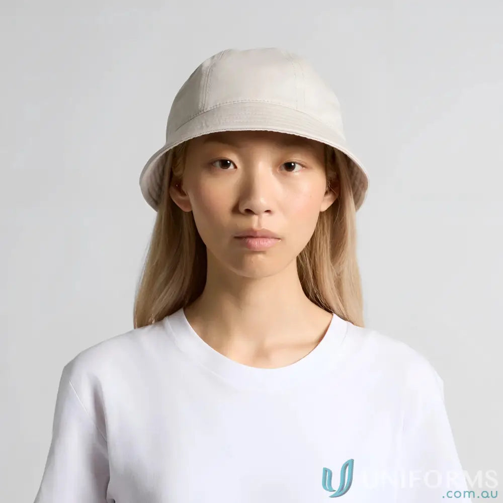 Light beige brim bucket hat with reinforced short brim, stylish and lightweight cotton