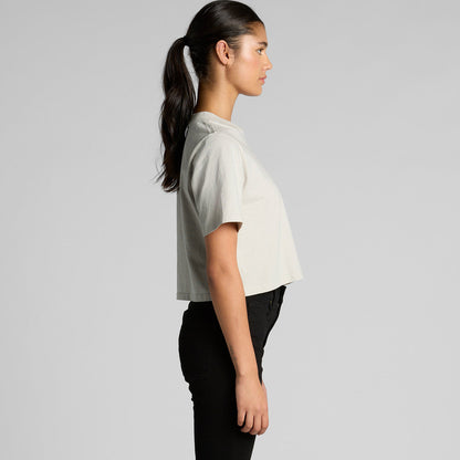 Light gray faded crop tee with black leggings and ponytail
