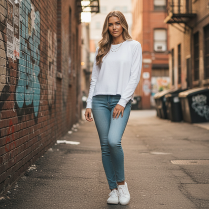 White long-sleeve top with relaxed fit and ribbed cuffs, made of soft cotton jersey.