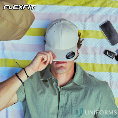 Worn by the world cap in beige with flexfit technology and athletic shape silver
